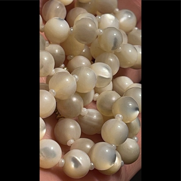 Vintage Mother of Pearl MOP Bead Necklace with Brass Barrel Clasp - Picture 11 of 16